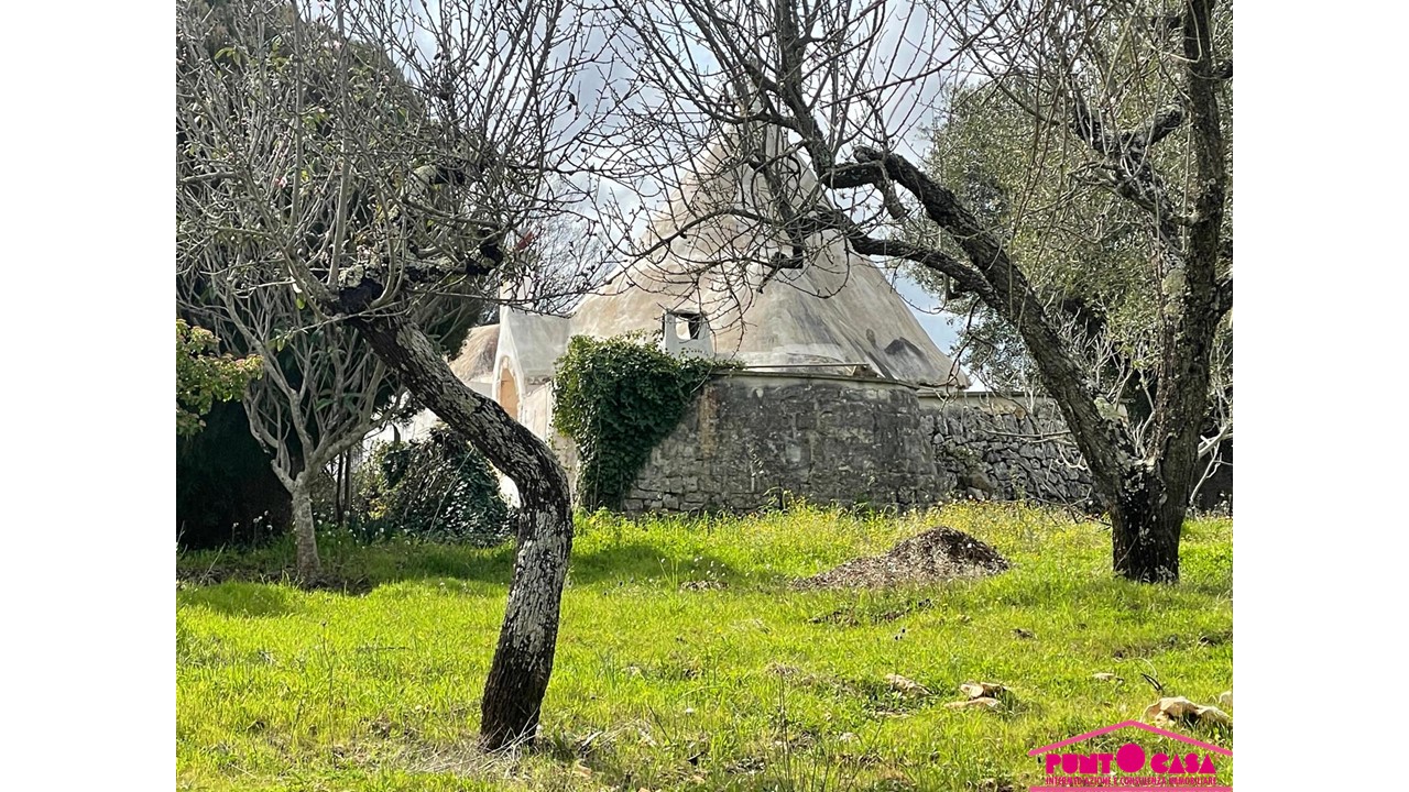 Ostuni, Trullo con Lamia e camino