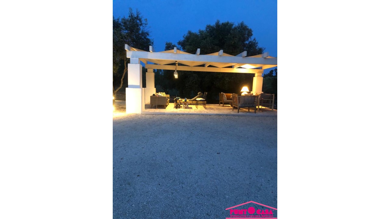 Ostuni, Trullo con piscina