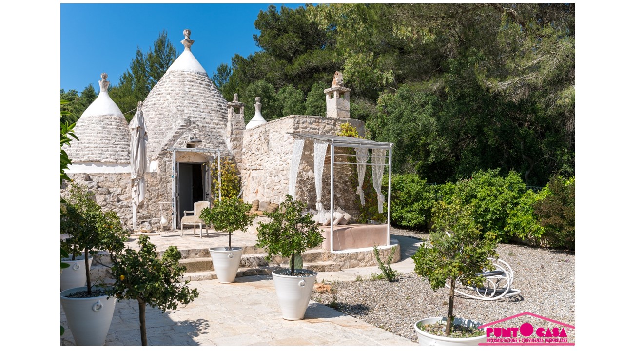 Ostuni, Complesso di Trulli con piscina